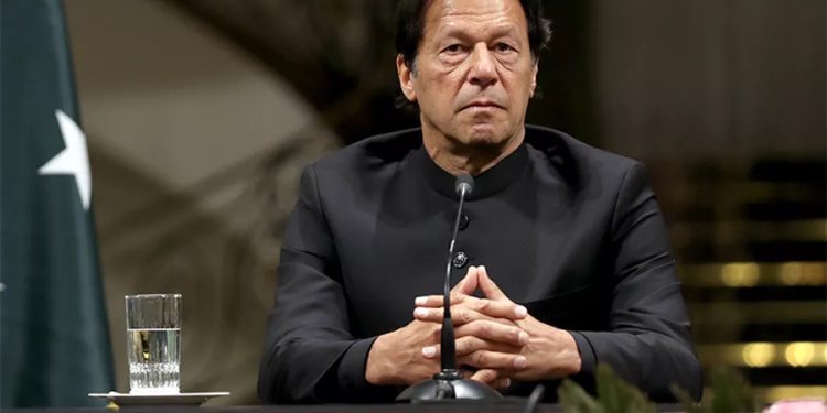 Pakistan’da İmran Han’ın seçim konvoyuna saldırı; bacağından yaralandı