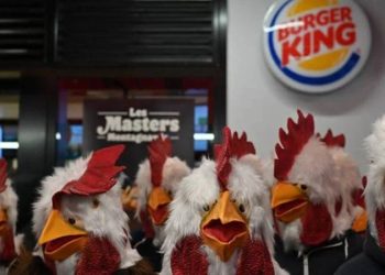 Paris'te aktivistler tavuk maskeleriyle fast food restoranını basarak eylem yaptı