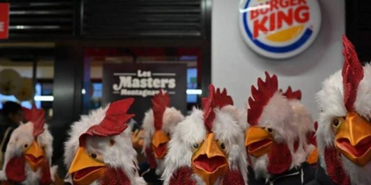 Paris'te aktivistler tavuk maskeleriyle fast food restoranını basarak eylem yaptı