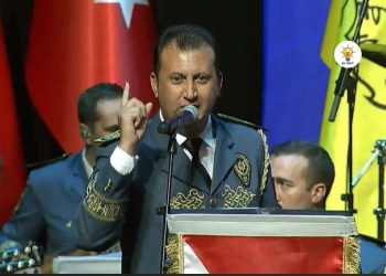 Polis, Saray’daki törende AKP’nin seçim şarkısını söyledi