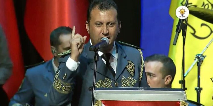 Polis, Saray’daki törende AKP’nin seçim şarkısını söyledi