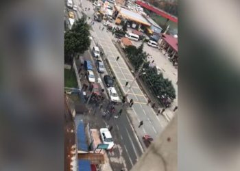 Polis merkezinde tartıştığı polisi vurdu