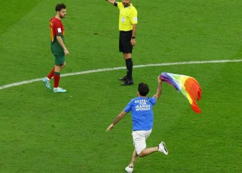 Portekiz-Uruguay maçında sahaya inip LGBTİ+ bayrağı açan aktivist serbest bırakıldı