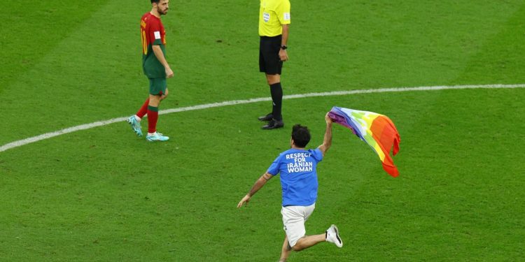 Portekiz-Uruguay maçında sahaya inip LGBTİ+ bayrağı açan aktivist serbest bırakıldı