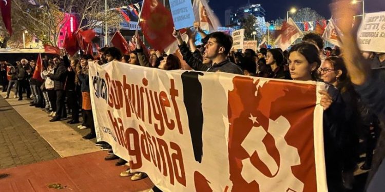 Saltanatın yıkılışının 100. yılında sosyalist parti ve örgütler, 'Kahrolsun saltanat, yaşasın Cumhuriyet' dedi