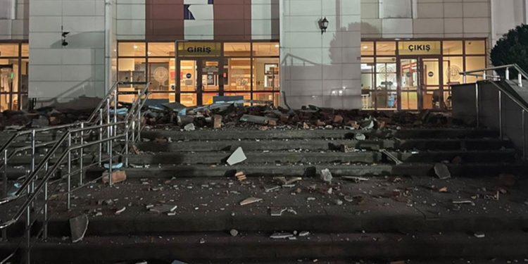 Saraylar inşa eden iktidar kamu kurumlarını çürük binalara mahkum etti