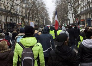 Sarı yelekliler eylemlerinin 4'üncü yılında da Paris'te gösteri düzenledi