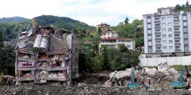 Sel felaketinde 17 kişinin öldüğü Ölçer Apartmanı davası ertelendi