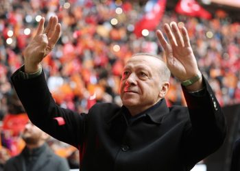 Sisi ile Katar’da el sıkışan Erdoğan, İstanbul’da Rabia işareti yaptı