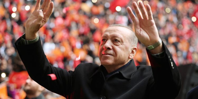 Sisi ile Katar’da el sıkışan Erdoğan, İstanbul’da Rabia işareti yaptı