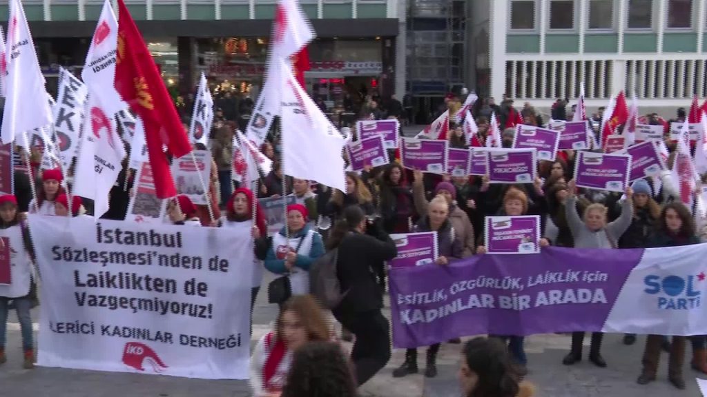 Sosyalist kadınlar sokağa çıktı: 'Kadınlar bu ülkenin geleceğine sahip çıkacak'