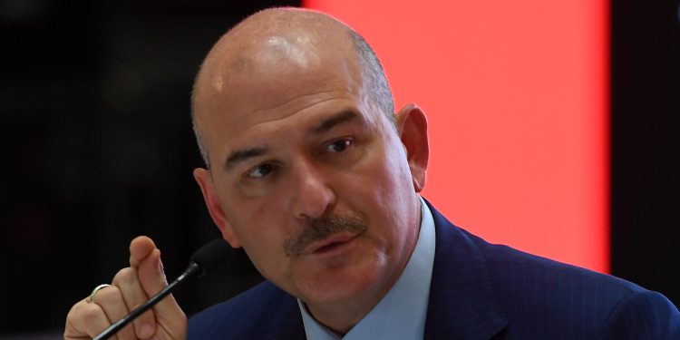 Soylu, Uygurları tehdit eden polis amiri için özür diledi