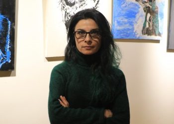 Tablolarıyla savaşın kadınlar üzerindeki etkisini teşhir ediyor