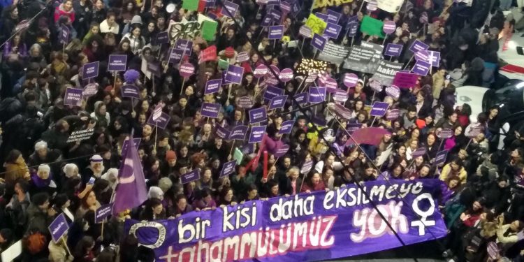 Taksim'de Valiliğin 'kadın mücadelesi' paniği: Metro durmayacak