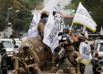 Taliban, üçü kadın 12 kişiyi topluluk önünde stadyumda kırbaçladı!