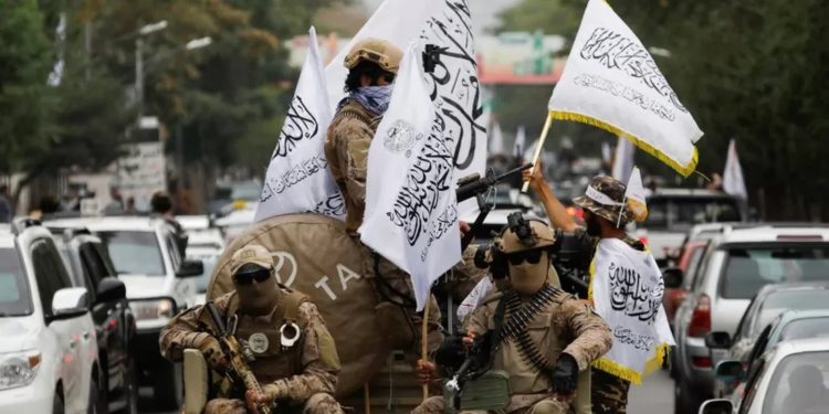 Taliban, üçü kadın 12 kişiyi topluluk önünde stadyumda kırbaçladı!