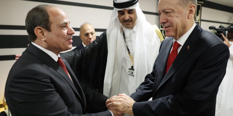 Tayyip Erdoğan, ‘Asla görüşmem, katil’ dediği Sisi ile Katar’da tokalaştı