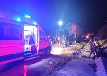 Tiyatro oyuncularını taşıyan minibüs TIR'a çarptı: 3 ölü