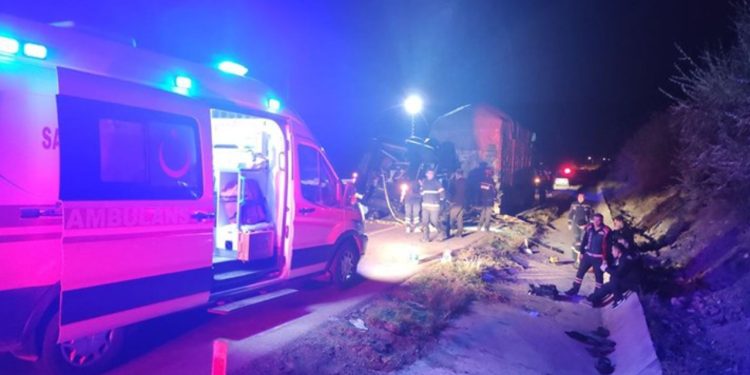 Tiyatro oyuncularını taşıyan minibüs TIR'a çarptı: 3 ölü