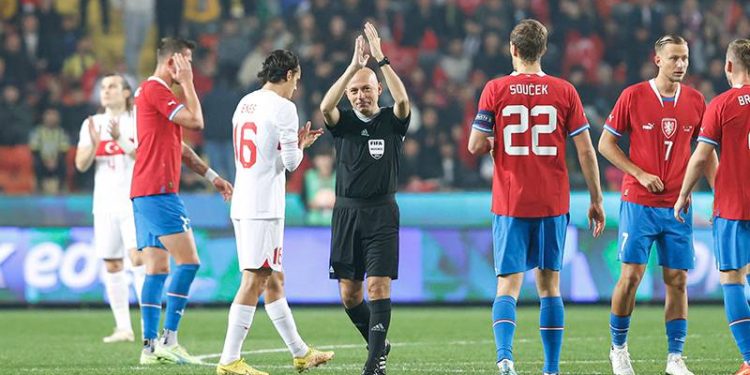 Türk futbolundan Cüneyt Çakır geçti