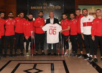 Türkiye Bedensel Engelliler Spor Federasyonu'nun, Mansur Yavaş'ı ziyaret ettiği gerekçesiyle Ampute Milli Takımı'nı disipline verdiği iddia edildi