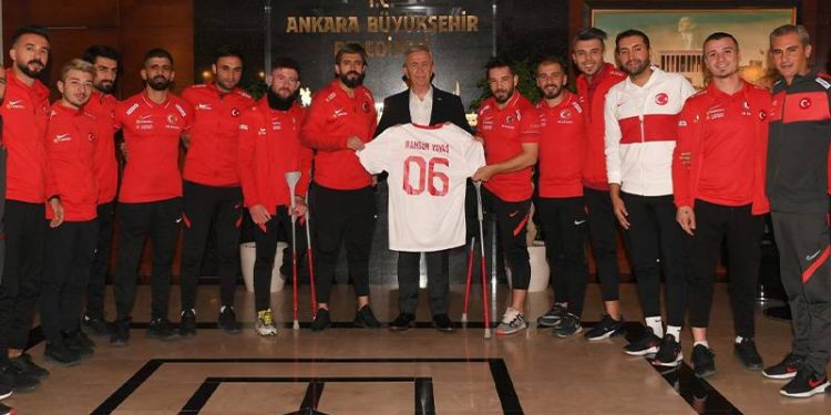 Türkiye Bedensel Engelliler Spor Federasyonu'nun, Mansur Yavaş'ı ziyaret ettiği gerekçesiyle Ampute Milli Takımı'nı disipline verdiği iddia edildi