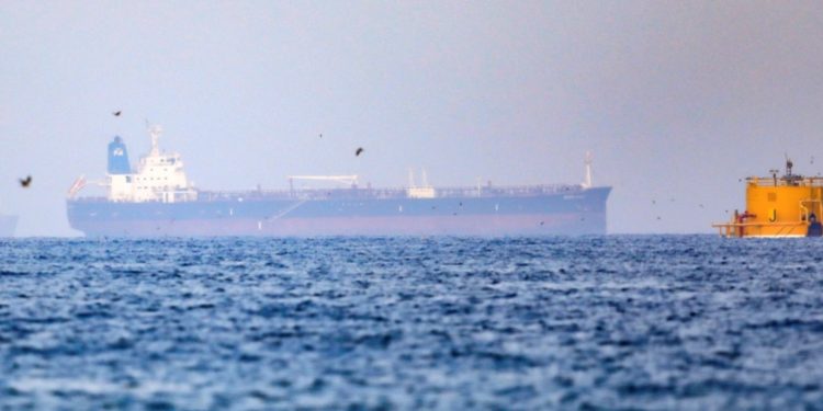 Umman açıklarında petrol tankerine bombalı saldırı