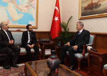 Yönetmen Özcan Alper’i hedef almıştı: Bakan Akar, oyuncu Haktanır ile görüştü