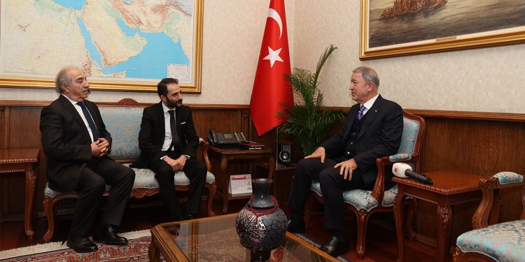 Yönetmen Özcan Alper’i hedef almıştı: Bakan Akar, oyuncu Haktanır ile görüştü