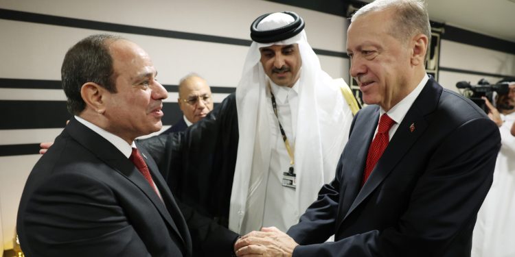 Zalim ve katil demişti: Erdoğan'dan Katar'da Sisi ile samimi fotoğraf