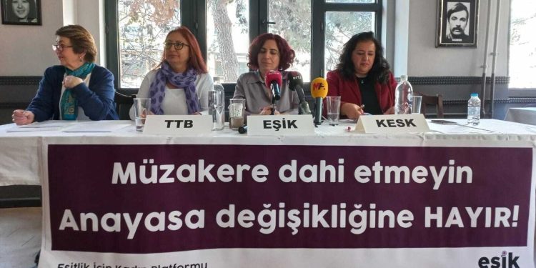 Türkiye’de Anayasa için Gözler Muhalefete Çevrildi