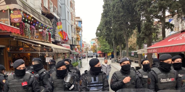 Polis HDP’nin Kadıköy’deki Eylemine Müdahale Etti En Az 30 Kişi Gözaltına Alındı