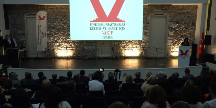 Tiyatro Perdesi Emeğe Saygıyla Açıldı