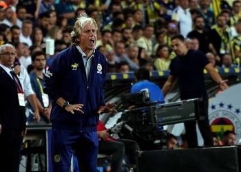 10 kişi kalmalarına sinirlenen Jesus'tan futbolcularına kart tepkisi