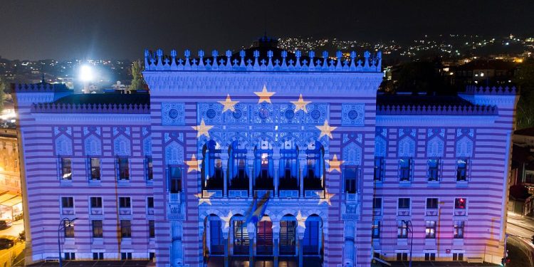 Avrupa Birliği, Bosna Hersek’e adaylık statüsü verilmesi konusunda anlaştı