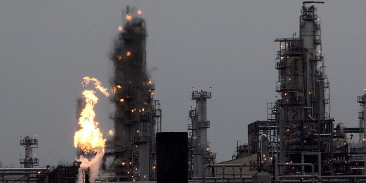 AB, üçüncü ülkelerden alınan ürünlere sınırda karbon vergisi uygulaması üzerinde anlaştı