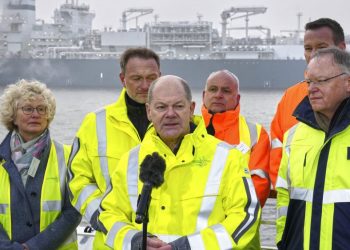Scholz, Almanya’nın ilk sıvılaştırılmış doğal gaz (LNG) terminalinin açılışını yaptı