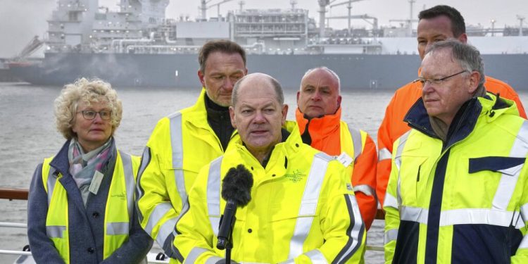 Scholz, Almanya’nın ilk sıvılaştırılmış doğal gaz (LNG) terminalinin açılışını yaptı