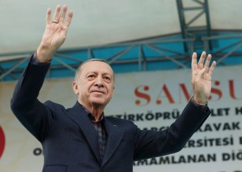 Cumhurbaşkanı Erdoğan son kez oy istedi: Kutlu bayrağı gençlerimize teslim edeceğiz
