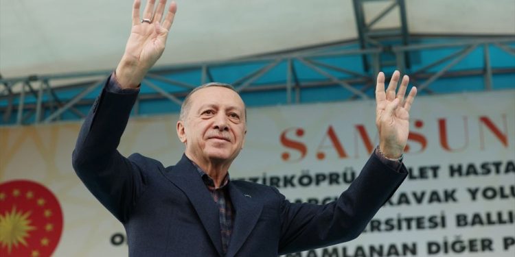 Cumhurbaşkanı Erdoğan son kez oy istedi: Kutlu bayrağı gençlerimize teslim edeceğiz