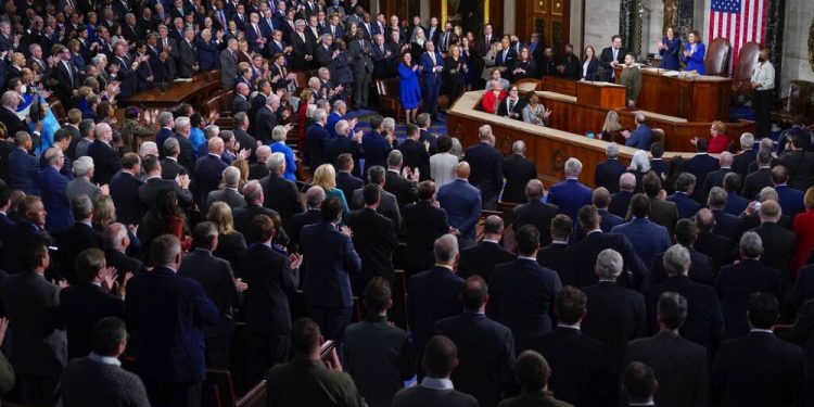 Zelenskiy ABD Kongresinde konuştu: Ukrayna yaşıyor ve Rusya’yı geri püskürtüyor