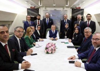Cumhurbaşkanı Tayyip Erdoğan, geçen hafta Sivas'ta söylediği "2023'te milletimizden kendi adımıza son defa istediğimiz destekten alacağımız güçle Türkiye Yüzyılı'nın inşasını başlatıp bu kutlu bayrağı gençlere teslim edeceğiz" sözlerine açıklık getirdi.