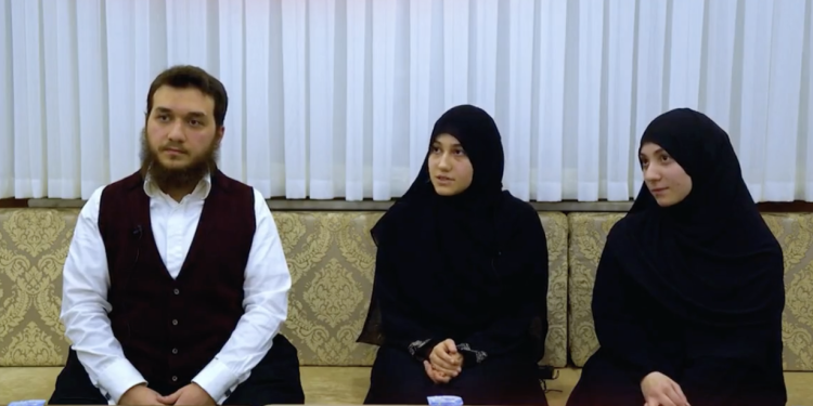 6 yaşında evlendirildiğini söyleyen kadının kardeşleri: Gelinlikli fotoğraflar hatim etkinliğinde çekildi