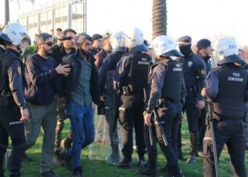 İzmir’de tecrit yürüyüşü