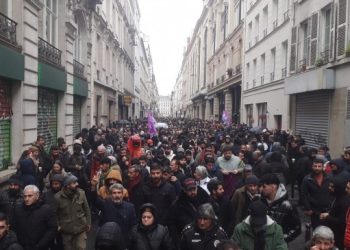 Paris’te on binler katliamı protesto ediyor