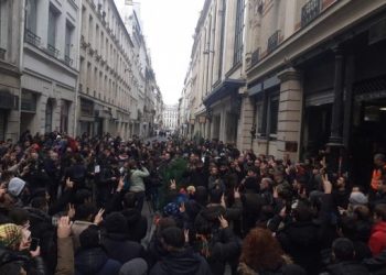 Paris’te katliamın yapıldığı yerde nöbet eylemi başlatıldı