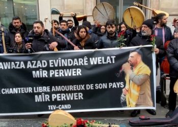 Sanatçılardan Fransa Kültür Bakanlığı önünde eylem