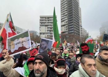 İran’da saldırılara rağmen birçok kentte yürüyüş