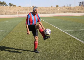 73 yaşında transfer oldu; 55 yıldır yeşil sahalarda olan Şerif Kunt, rekor peşinde!