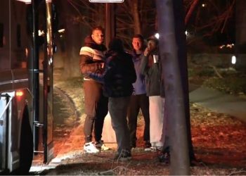 ABD Başkan Yardımcısı Harris’in evinin önüne 3 otobüs dolusu göçmen bırakıldı